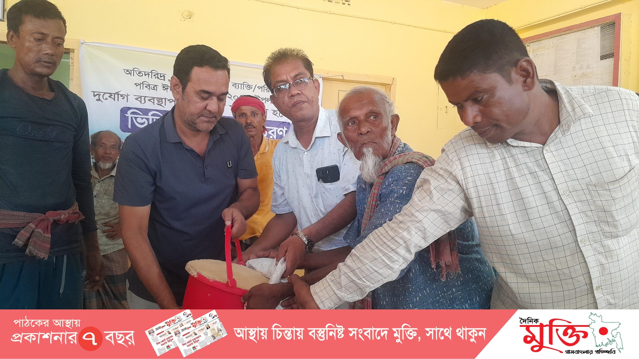 পীরগঞ্জে ভিজিএফের চাল পেয়ে খুশি ২৩২৮ পরিবার