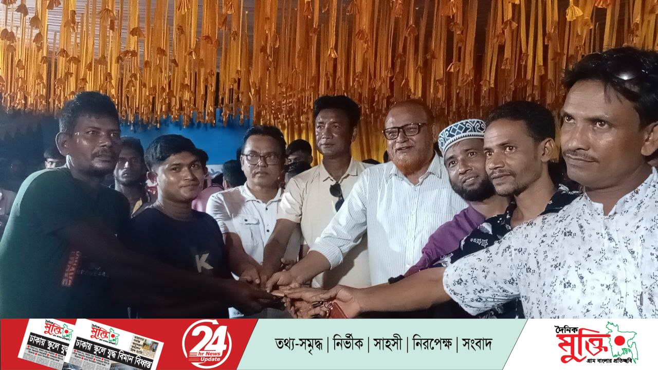 ঘোড়াঘাটে বিএনপি নেতা সারোয়ারের পূজা মন্দির পরিদর্শন