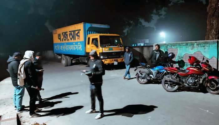 কুরিয়ার ভ্যানে ভারতীয় পণ্য,  পুলিশের তল্লাশি