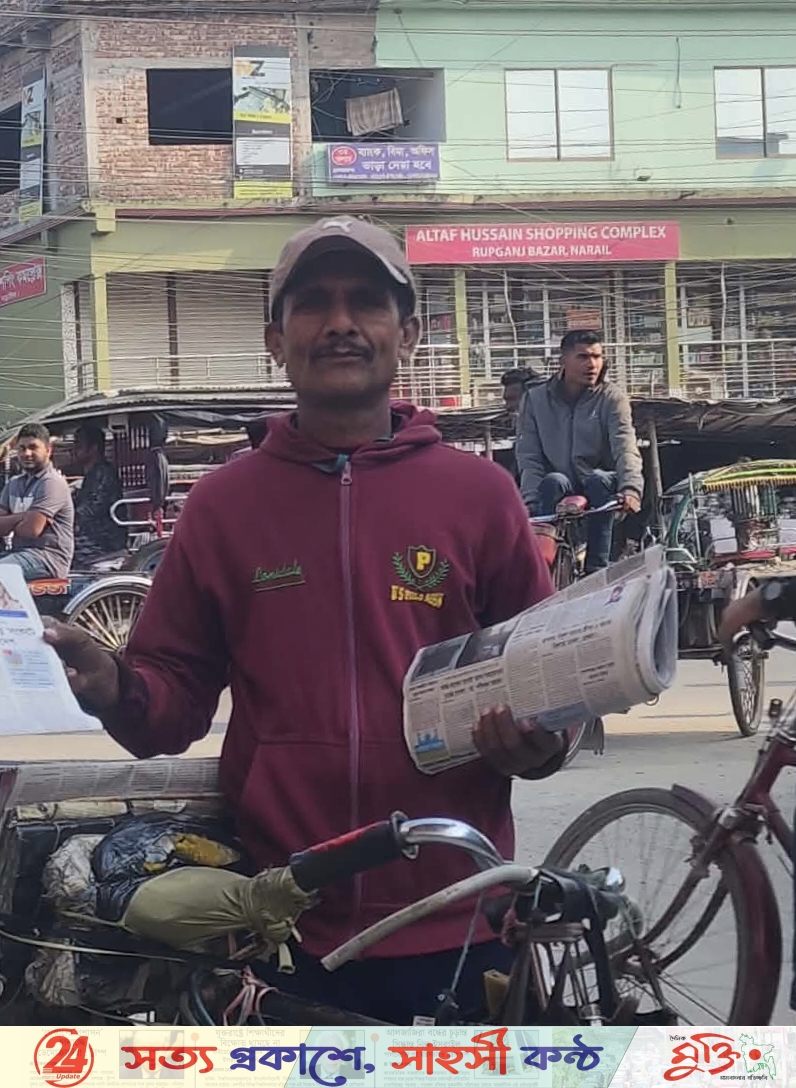 নড়াইলে তিন দশক পত্রিকা বিলি করে জীবিকা