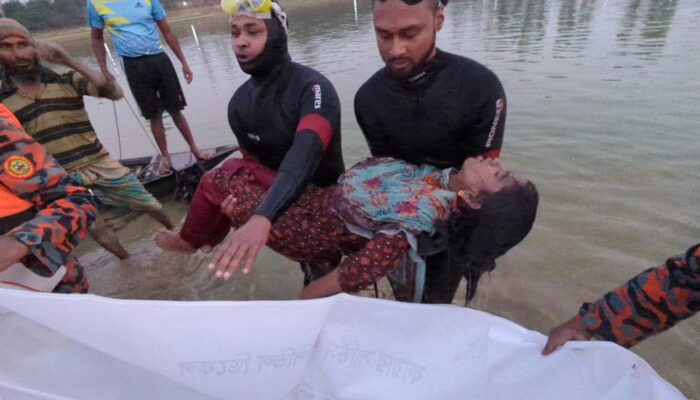 নৌকায় সেলফি, পানিতে ডুবে কিশোরীর মৃত্যু