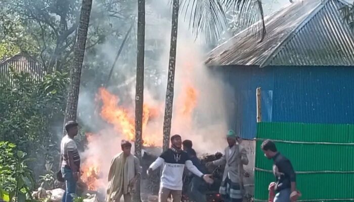 বোয়ালমারীতে সংঘর্ষ, বাড়িঘরে আগুন-ভাঙচুর