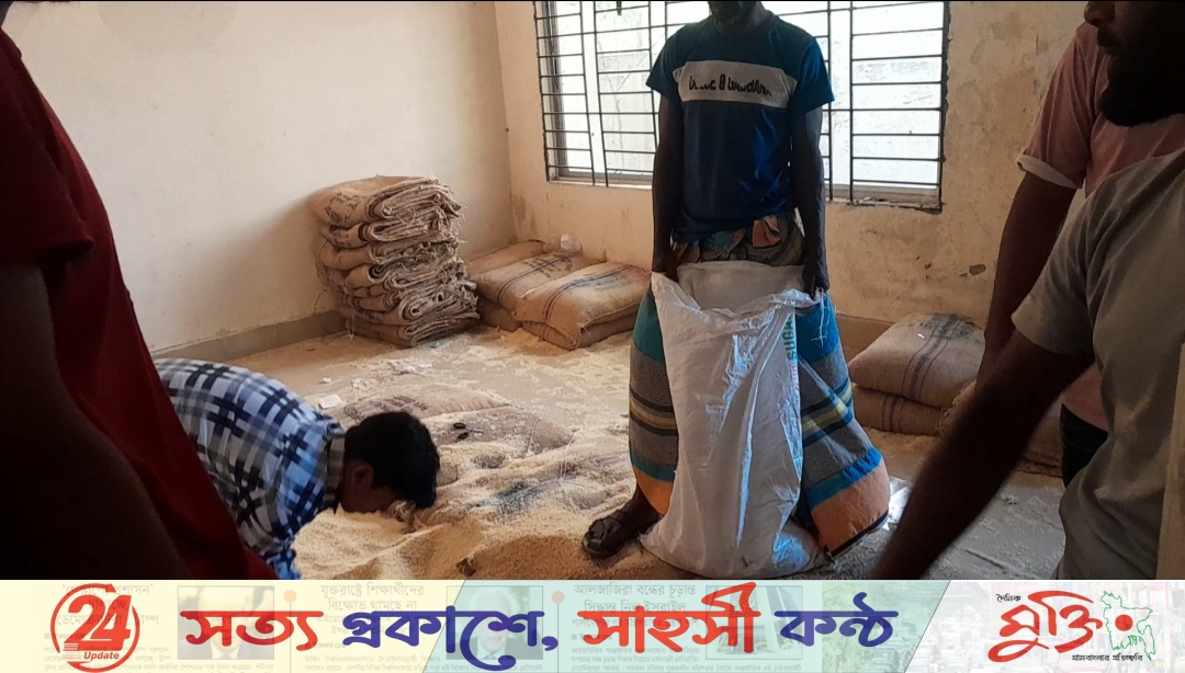 বেলকুচিতে ১০ কেজির বদলে ৮ কেজি চাল বিতরন