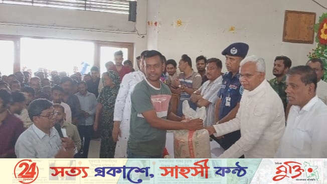 ঘোড়াঘাটে শিলাবৃষ্টিতে ক্ষতিগ্রস্তদের মাঝে ত্রাণ বিতরণ