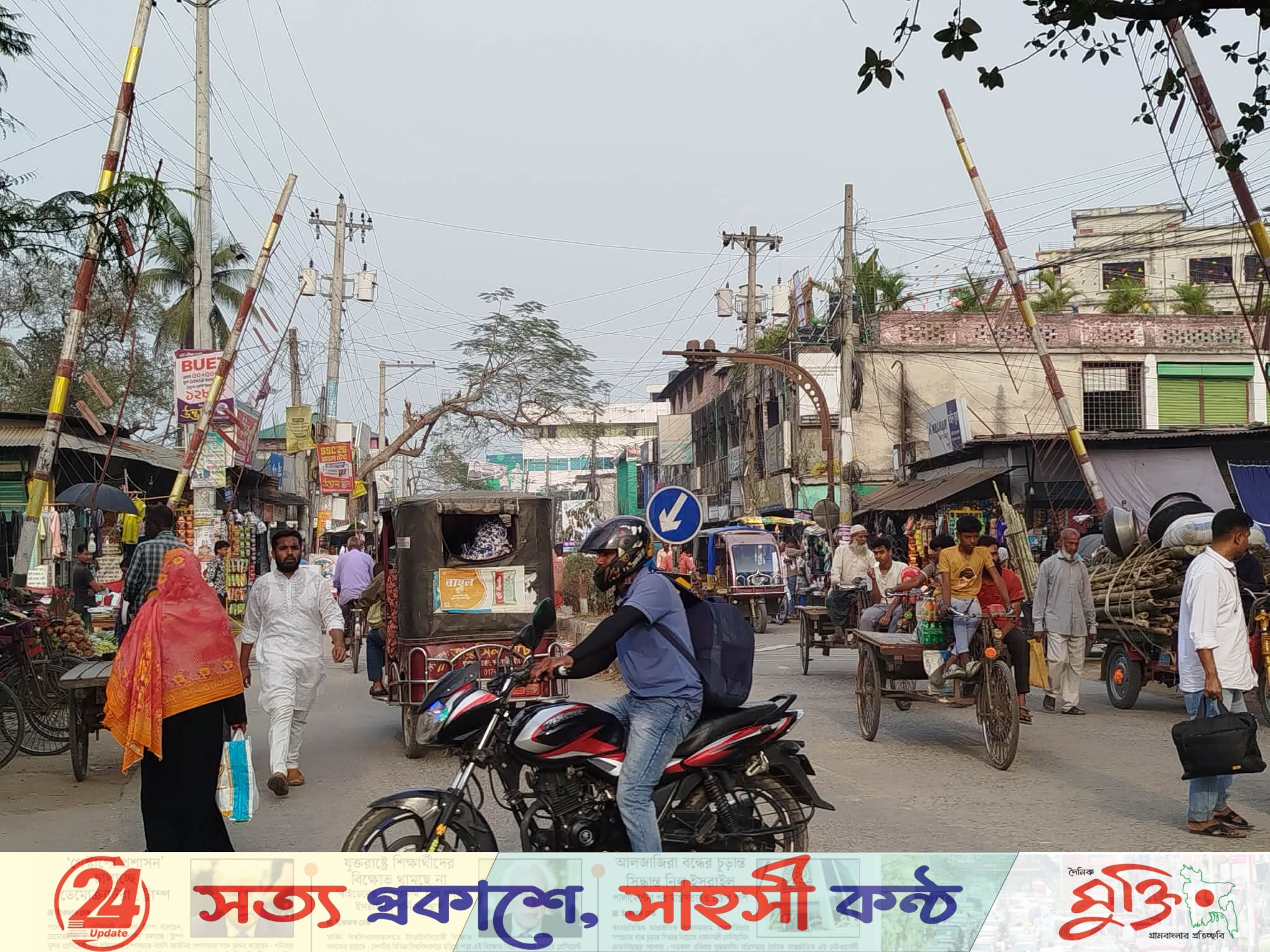 ফুটব্রিজহীন পীরগঞ্জ রেলক্রসিং: ঝুঁকিতে পথচারী, বাড়ছে দুর্ঘটনা।