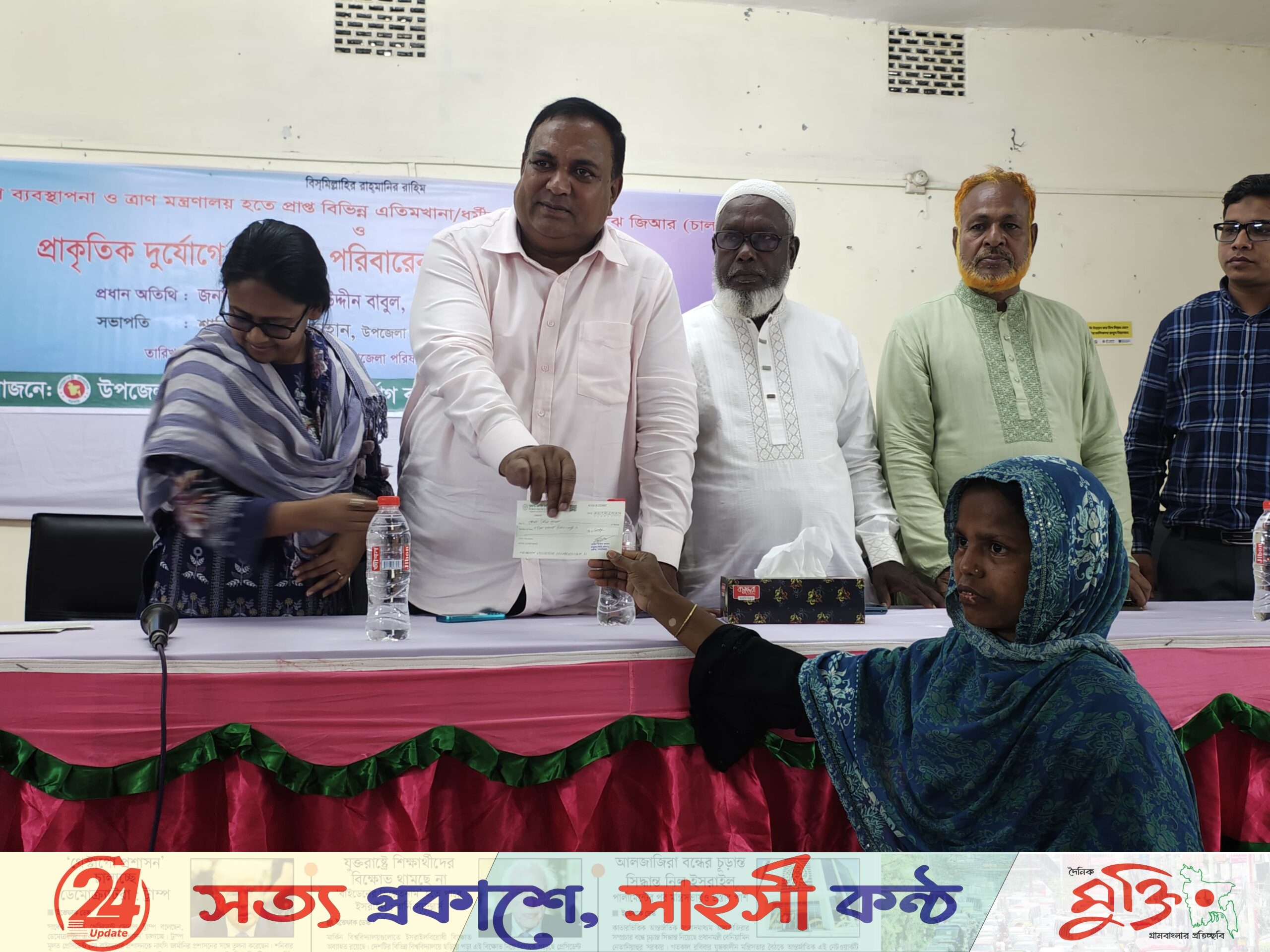 কালীগঞ্জে ক্ষতিগ্রস্ত পরিবার পেল ঢেউটিন-নগদ অর্থ সহায়তা