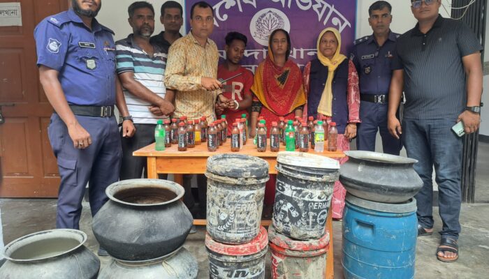 মান্দায় পুলিশের অভিযানে ৪০০ লিটার চোলাই মদ উদ্ধার