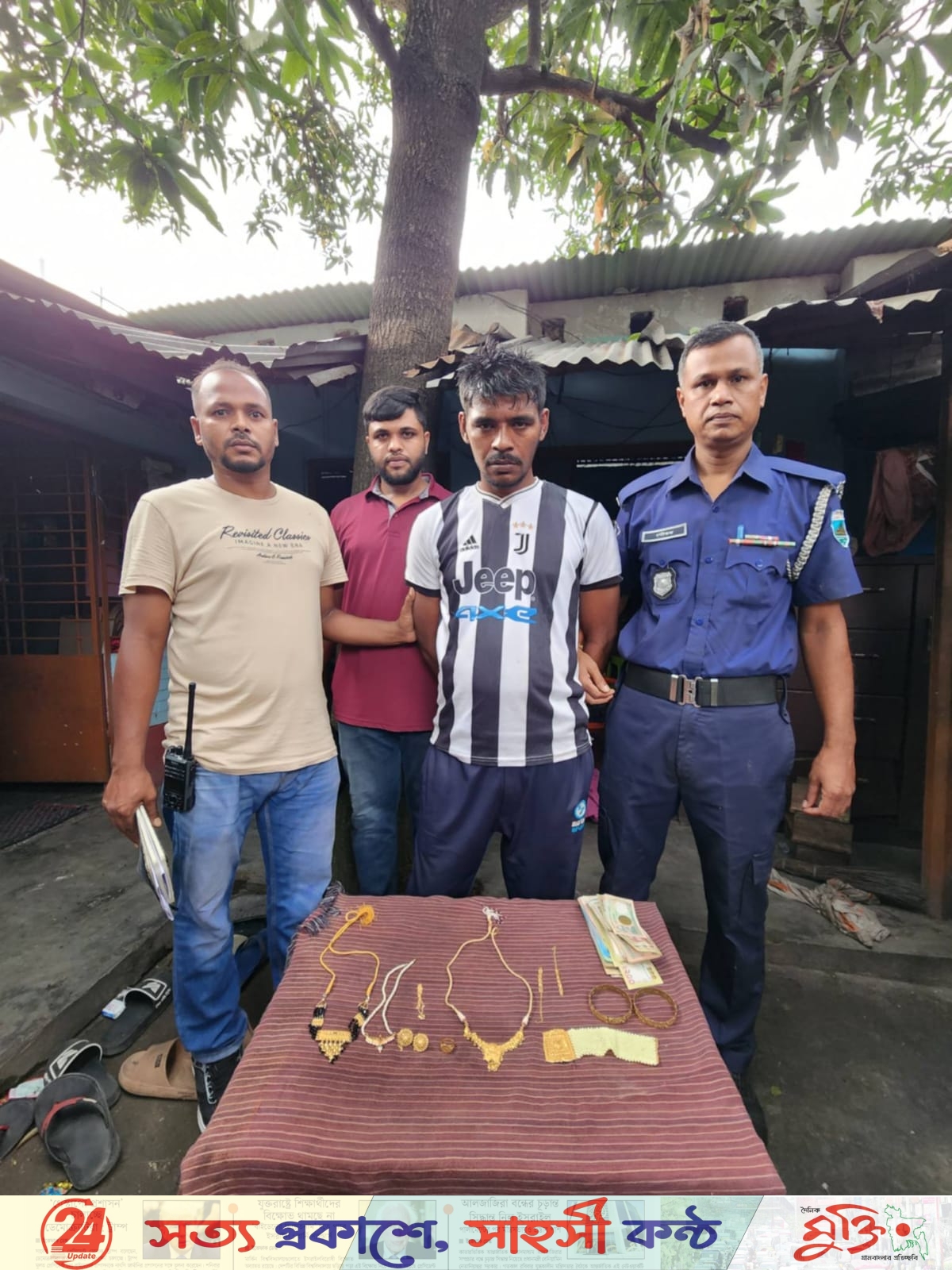বিশেষ অভিযানে আটক অভিযুক্ত, উদ্ধার স্বর্ণ ও টাকা