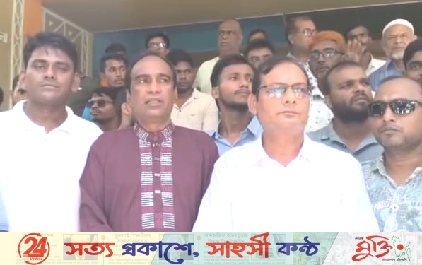 নাচোলে ফ্যামিলি কার্ড নিয়োগে অনিয়মের অভিযোগ, আন্দোলন
