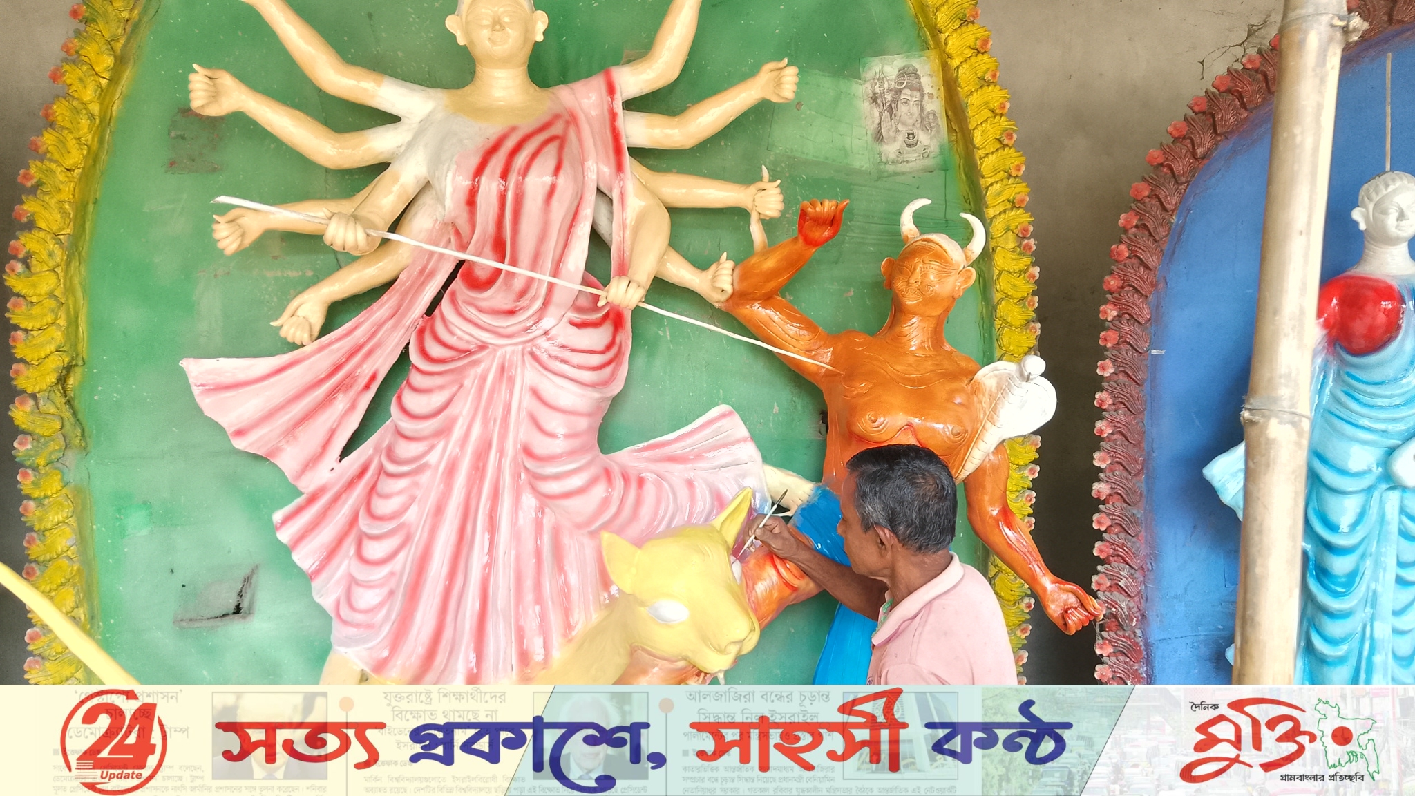 রাণীশংকৈলের ৫৫ মণ্ডপে দুর্গাপ্রতিমা তৈরিতে ব্যস্ত শিল্পীরা