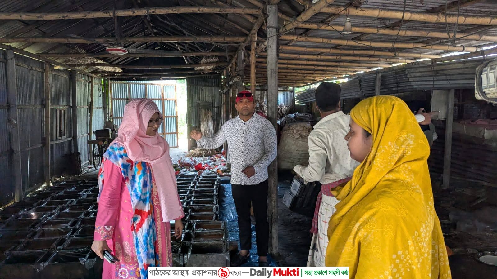 বাঘার আড়ানীতে ভেজাল গুড়ের কারখানায় অভিযান, চিনি জব্দ