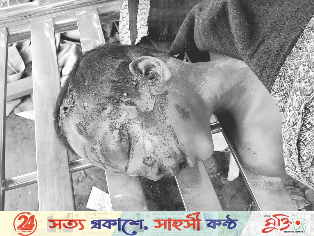 রাণীশংকৈলের ৫৫ মণ্ডপে দুর্গাপ্রতিমা তৈরিতে ব্যস্ত শিল্পীরা