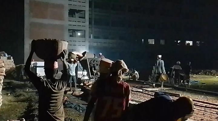 রামপালে রাতের আঁধারে সড়ক ঢালাই, স্থানীয়দের বাধায় কাজ বন্ধ
