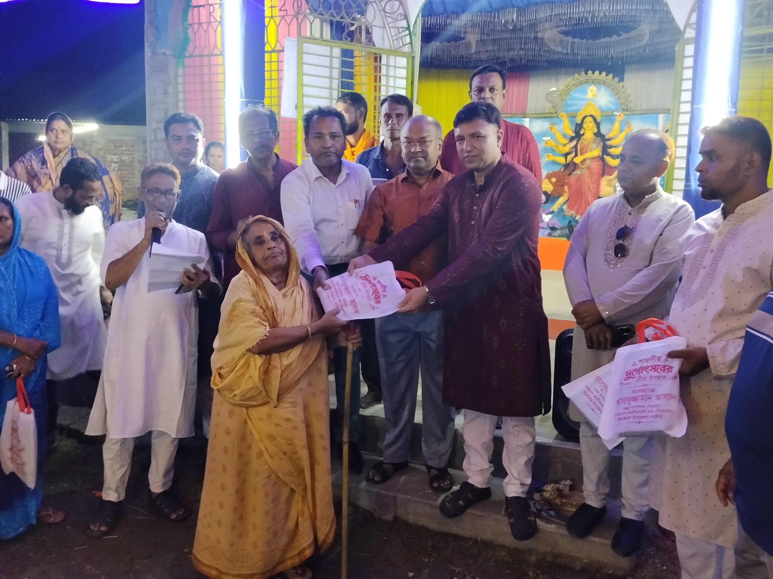 বড়াইগ্রামে দুই শতাধিক হিন্দু বিধবাকে পূজার শাড়ি উপহার বিএনপি নেতার